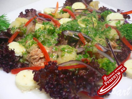 Салат с тунцом, брокколи и омлетом.