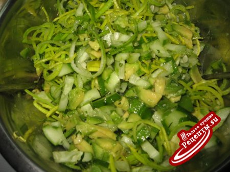 Зелененький салат с теплой семгой.