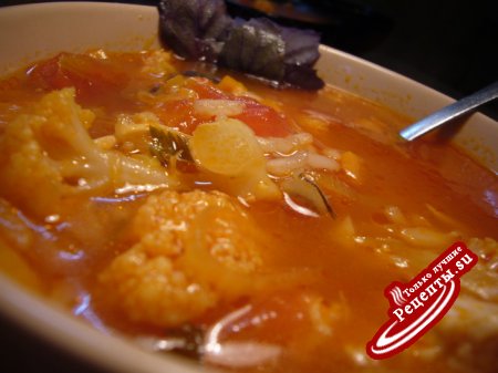 Томатный суп с рисом, пореем и цветной капустой.