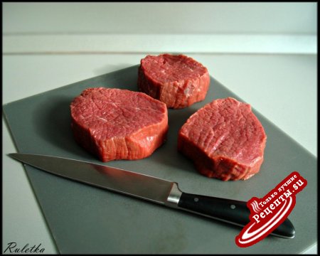 <b> Перечный раундрамб-стейк с грилованными овощами </b> (pepper raundramb-steak).