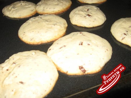 Chocolate Chip Cookies (Thin, Chewy & Puffy)