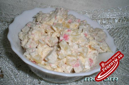 Салат из крабовых палочек с сыром и ананасами