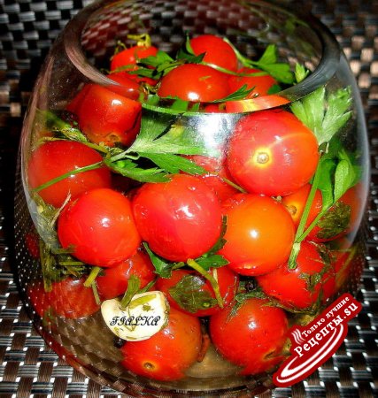 Маринованные помидоры черри с пряностями