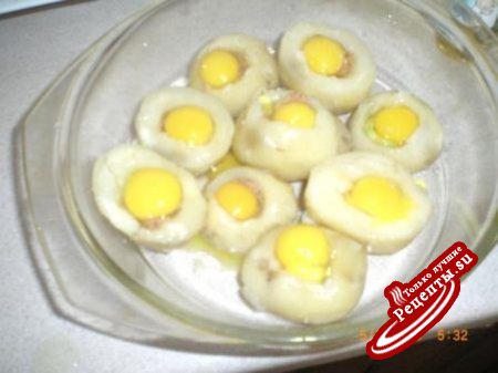 Корзинки с тунцом и перепелиными яйцами под соусом