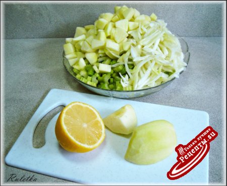 Салат из сельдерея, яблок и фенхеля с запечённой свиной корейкой и можжевельником.
