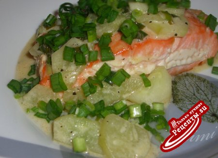 лосось в сливочном соусе с огурцом и зеленым луком