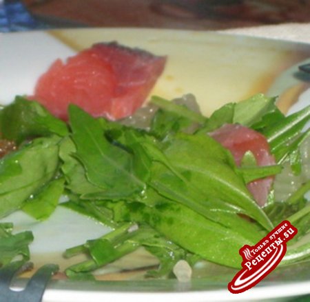 Салат из рукколы с красной рыбой