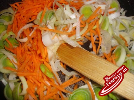 Вырезка с рисовой лапшой и овощами