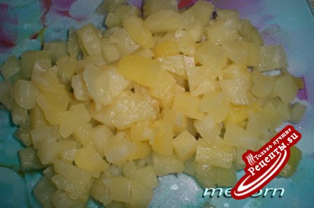 Салат из крабовых палочек с сыром и ананасами