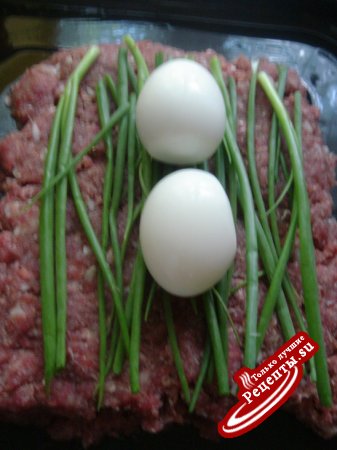 Мясной рулет с яйцом и зеленым луком