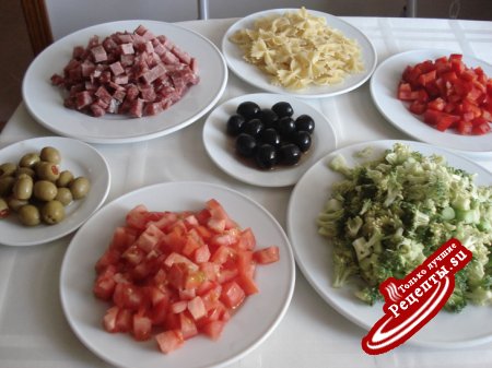 Итальянский салат с макаронами.