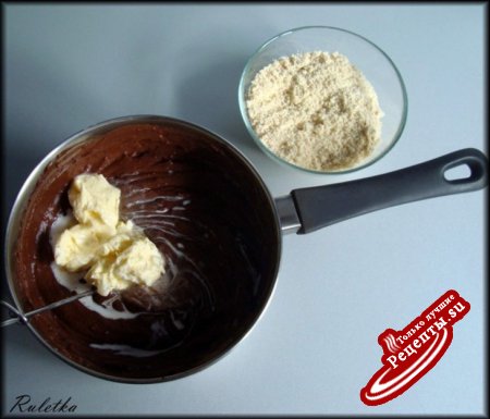 Карамелизованные пирожные из слоёного теста с орехово-шоколадным кремом.