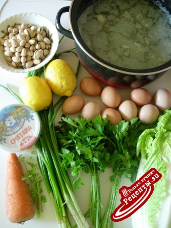 Лимонный суп-пюре с овощами и фисташками.