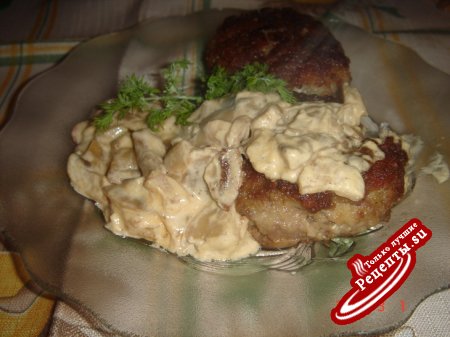 Картофельно-мясные котлеты с нежным грибным соусом.