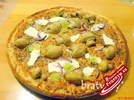 Pizza vegetariana con funghi e fetta - Пицца вегетарианская с грибами и брынзой