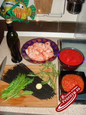 Паста спагетти с чернилами каракатицы и креветками с острым помидорным соусом