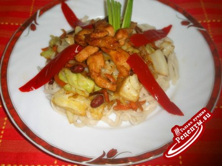 Китайская лапша с куриной грудкой и овощами