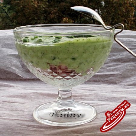 Салат-коктейль с зеленым горошком и копченой грудинкой