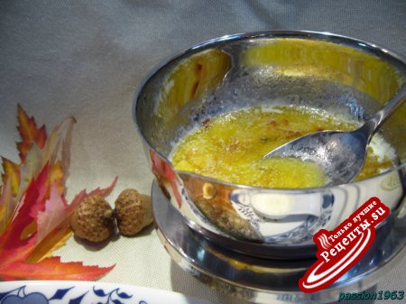 Жаренная в беконе радужная форель со сливочно-хреновым соусом и миндальным маслом
