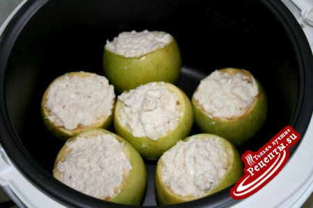 Яблоки, фаршированные куриным филе в сливочном соусе (рецепт для мультиварки)