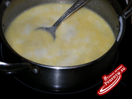 Мясная запеканка с фасолью под сырным соусом.
