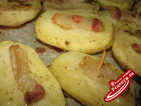 Картофель печенный с беконом.