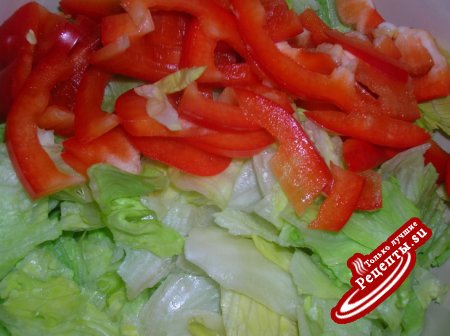 Кукурузные оладьи с овощным салатом и холодной сметанной заправкой