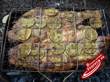 Пангасиус , приготовленный на углях дерева грецкого ореха .
