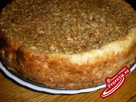 Творожный пирог с медом и орехами