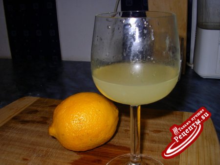 Крепы с лимонно-карамельным соусом и лимонными дольками