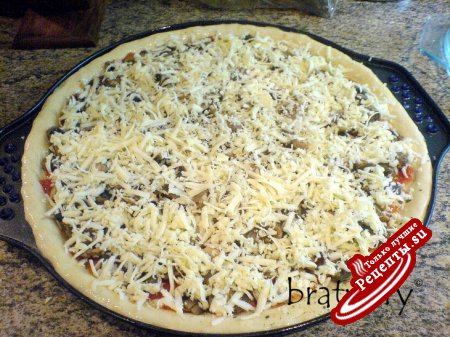 Пицца с грибами, сыром Mozzarella и колбасой Pepperoni