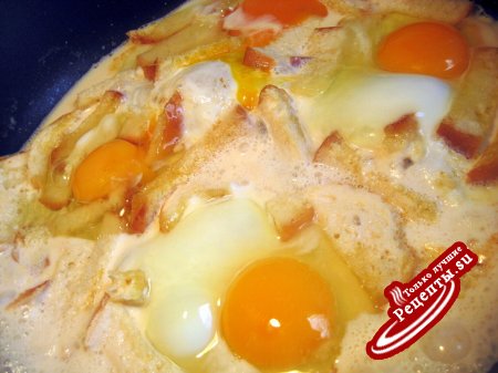 Яйца в топлёном молоке с белым хлебом и моцареллой.
