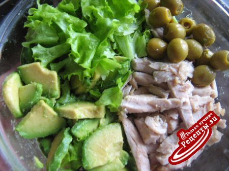 Салат из курицы с авокадо и оливками.