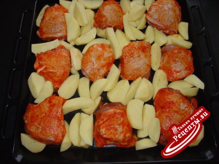 Картофель и курочка, запечённые в духовке.