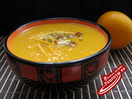 Тыквенный крем-суп с карамелизированными фисташками.