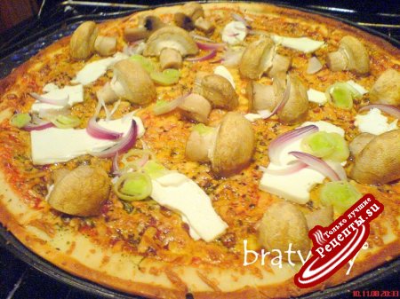 Pizza vegetariana con funghi e fetta - Пицца вегетарианская с грибами и брынзой