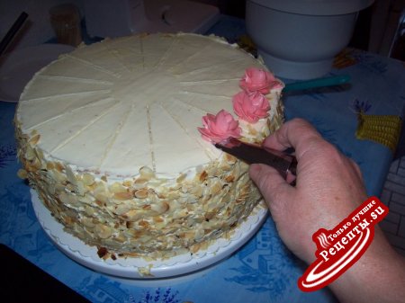 Украшение торта масляным кремом.