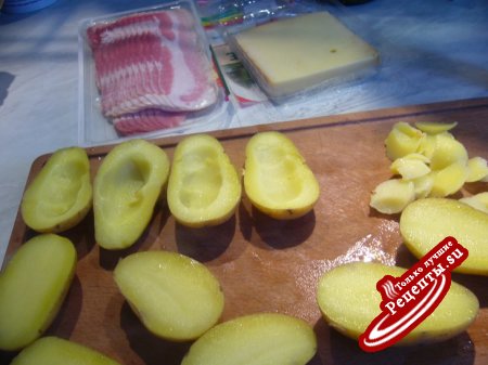 Картошка, запеченная с сыром и беконом .