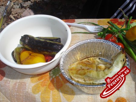 пикантная курочка и сборный салат запечённые на углях