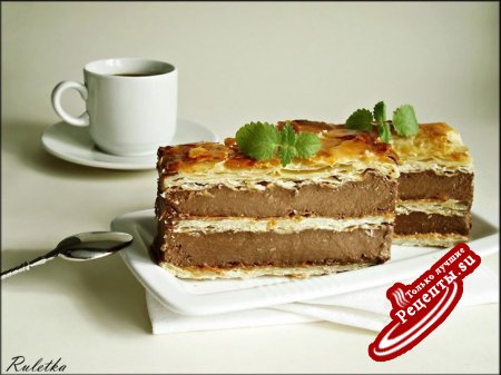 Карамелизованные пирожные из слоёного теста с орехово-шоколадным кремом.
