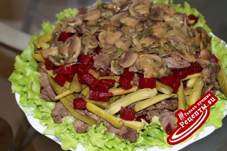 Пряный салат с говядиной, свёклой и грибами