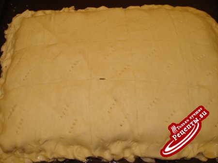 пирог из слоёного теста с курицей луком и сыром