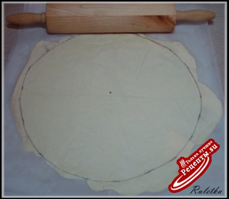 Пирог из слоеного теста с курицей, шампиньонами и опятами в сырно-сливочном соусе.