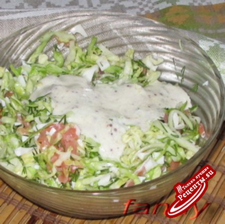 Салат из капусты с копченым лососем
