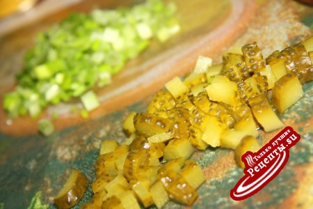 Картофельное пюре с томатами, маринованными огурчиками и зеленым луком.