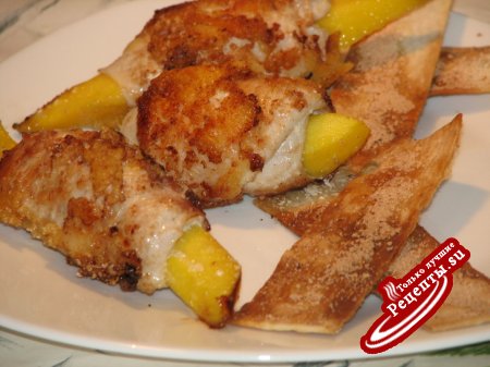 Куриное филе с сочным манго и сырными чипсами