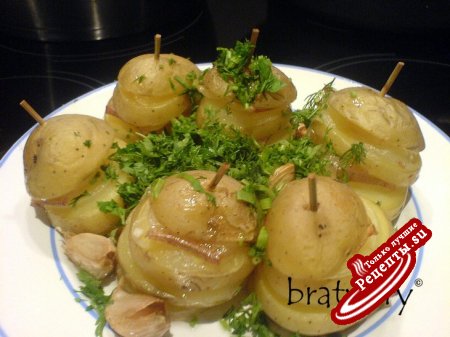 Картофель, запечённый с салом, луком и чесноком. Простое вкусное блюдо