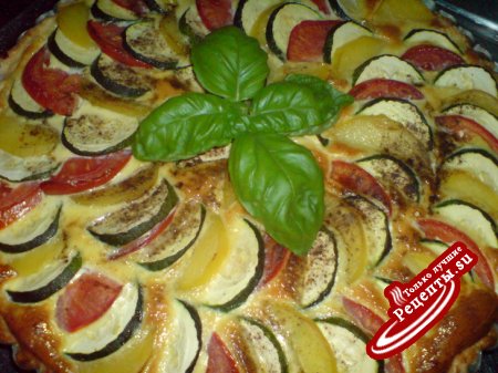Открытый пирог с помидорами, картофелем и цуккини