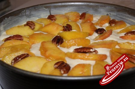 Пирог с персиками и орехами пекан