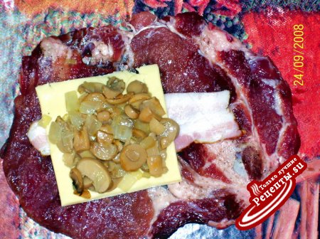 Рулетики из свинины с грибами, сыром и копченой грудинкой